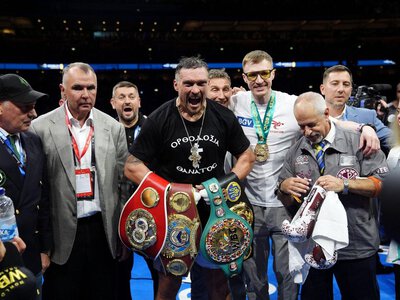 Директор команды Усика объяснил, зачем чемпион сдал все свои пояса