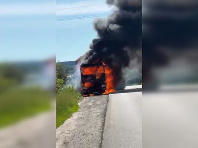 Под Харьковом FPV попал в машину мясокомбината: асфальт засыпало сардельками, — соцсети (видео)