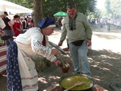 Борщ с поричками, квашеной свеклой и медом: как прошел благотворительный фестиваль в Ровенской области