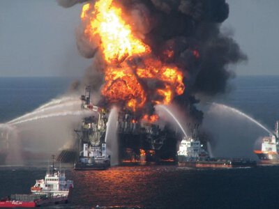 В океан хотят запустить гигантские огненные смерчи: помогут очистить нефтяные разливы (фото)