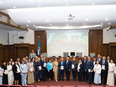 В Миннауки от имени Президента вручили новое издание Конституции