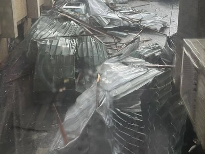 Непогода во Львове сорвала крышу с райадминистрации, одно из деревьев упало на троллейбус