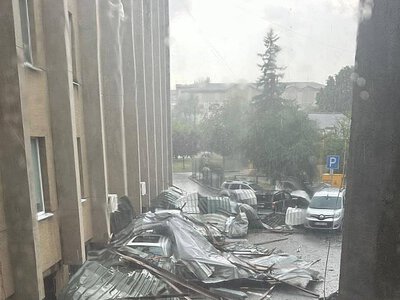 Во Львове сильный ливень с градом: срывает крыши и кондиционеры со зданий, падают деревья (видео)