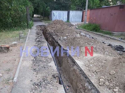 В центре Николаева двое человек пострадали, упав в неогороженную траншею