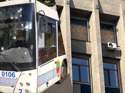Россияне весь день обстреливали Запорожье: попали в автобус и здание ОГА, пострадали люди