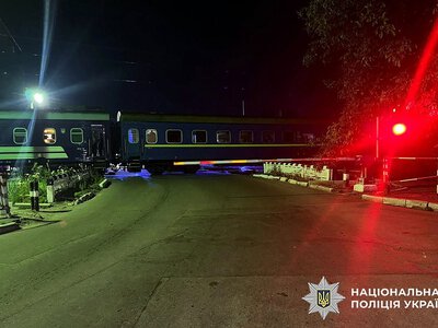 В Хмельницком автомобиль столкнулся с поездом: двое погибших и двое пострадавших