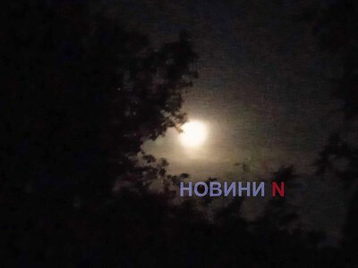 Над Николаевом засияла «клубничная» Луна (фото)