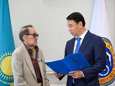 Дархан Сатыбалды вручил орден «Отан» писателю Софы Сматаеву