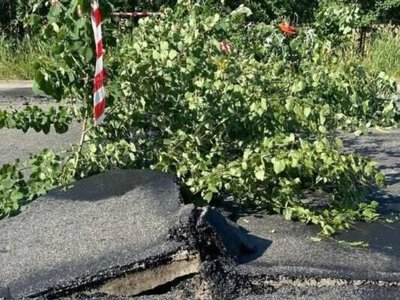 Дорога буквально взрывается от жары: под Киевом на трассе начали подниматься бетонные плиты