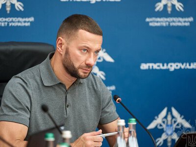  ВАКС не выпустил за границу руководителя АМКУ и его жену 