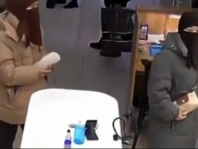  Две актюбинки в никабе похитили смартфоны в торговом центре 