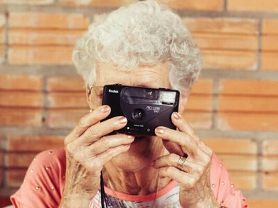 90-летняя женщина удивила мыслью о своем самом счастливом периоде жизни – соцсети в восторге (Видео)