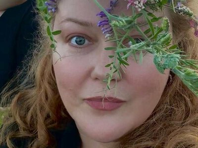 Чоловік Самаєвої за участю песика привітав кохану з днем народження