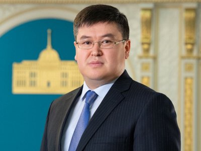  Амирбек Оспанбеков покинул пост руководителя Представительства Президента в Парламенте 