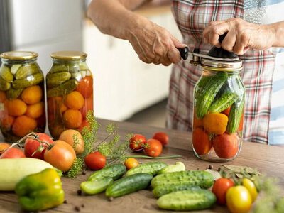 Не все крышки для консервации одинаковы: какие лучше выбрать – белые или желтые
