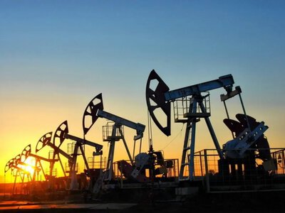 Цены на нефть могут зафиксировать самое большое квартальное падение с 2020 года на фоне ожиданий переговоров США и Ирана - Reuters