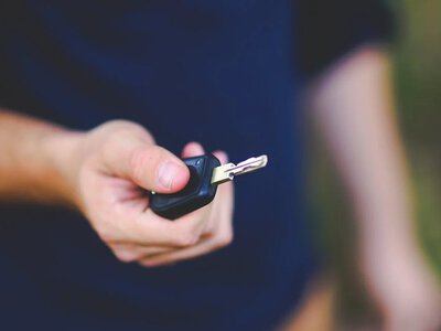 Как быстро охладить авто в жару с помощью обычного ключа: лайфхак от профи
