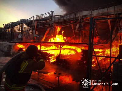 В Снигиревке после удара «Шахеда» сгорел строительный супермаркет: фото и видео с места