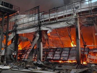 Россия атаковала строительный супермаркет в Николаевской области, масштабный пожар потушили