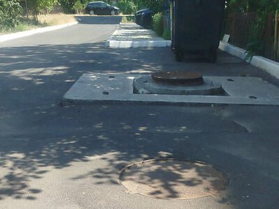 В Николаеве возле жилого дома провалился асфальт: жители опасаются обрушения дороги