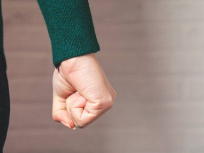  Две женщины ударили прохожую в Алматы 
