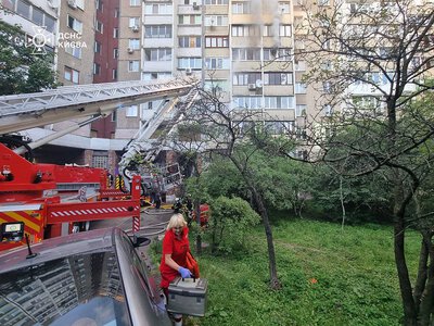 В Киеве женщина выпала с балкона во время пожара в 14-этажном доме (фото)