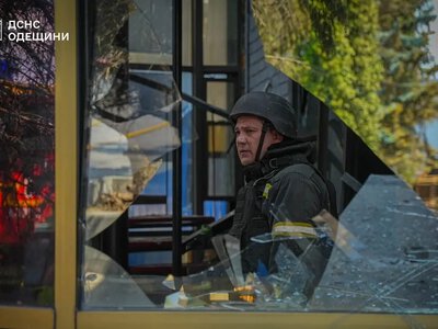 Склады с бумагой и поле пшеницы: спасатели ликвидировали последствия баллистического удара по Одесской области (фото, видео)