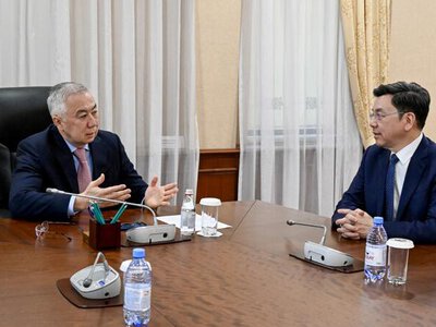 Серик Жумангарин обсудил внедрение ИИ в госуправление с основателем компании «01.AI» Кай-Фу Ли