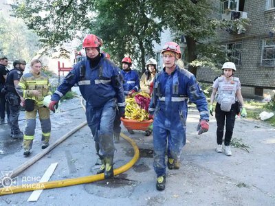 В Киеве под завалами многоэтажки ищут людей: количество погибших растет