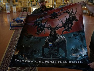 В соборе Николаева военные освятили флаг с надписью «убей того, кто придет тебя убивать»