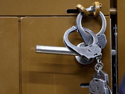 ГКНБ сообщил о выявлении в Оше незаконного реабилитационного центра, где к пациентам применяли силу