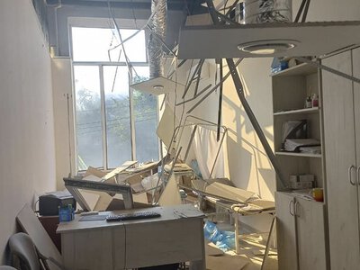 В Киеве в результате российского обстрела повреждена эвакуированная из Мариуполя областная больница