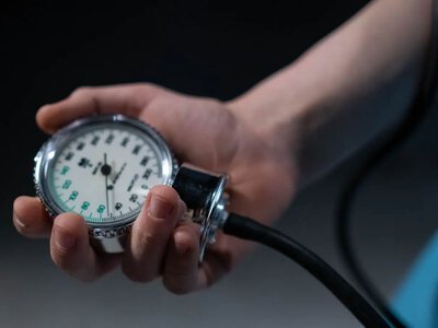 Почему показатели тонометра на левой и правой руке отличаются и какую руку выбрать для точности