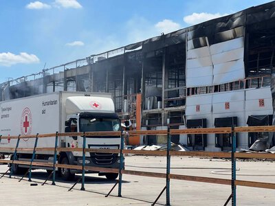 Во время атаки на Киев уничтожен склад Украинского Красного Креста с гуманитарной помощью