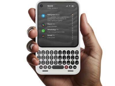 Опубликован подробный видеообзор смартфона Clicks Communicator в BlackBerry-стиле