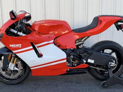 Раритетний Ducati Desmosedici RR з пробігом 10 миль виставили на eBay