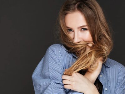 Волосы будут чистыми до 7 дней: трихологи объяснили, когда лучше мыть голову