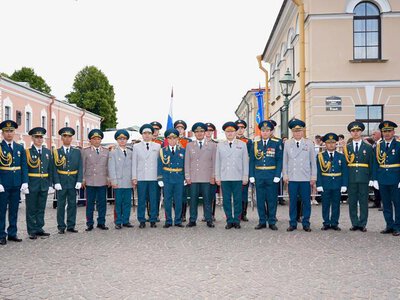 Глава МЧС Казахстана вручил дипломы выпускникам в Санкт-Петербурге