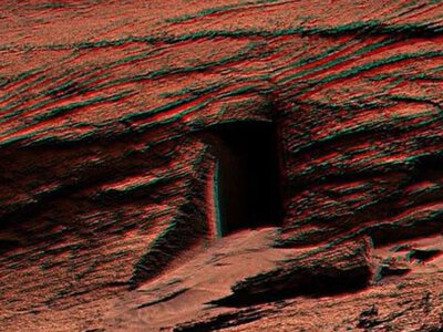 На Марсе нашли еще одну загадочную дверь: марсоход Curiosity сделал снимок в кратере Гейла (фото)