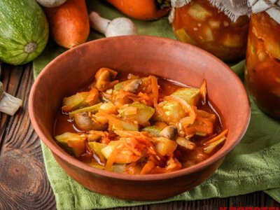 Кабачки с грибами на зиму: сохраняйте рецепт ароматной закуски от Клопотенко