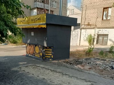Установили киоск с чебуреками и разобрали тротуар - николаевцы возмущены