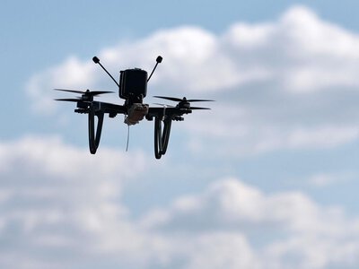 Уже залетел глубже в город: FPV-дрон на оптоволокне атаковал многоэтажку в Харькове