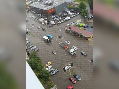 Автомобили плывут: Киев и область накрыл сильный ливень, дороги затопило (видео)