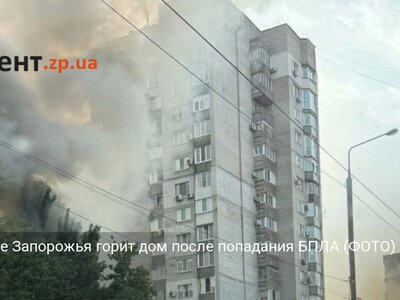 В центре Запорожья горит дом после попадания БПЛА (ФОТО)