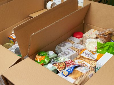 Украинцам выдают бесплатные продуктовые наборы и одежду: как получить гуманитарную помощь