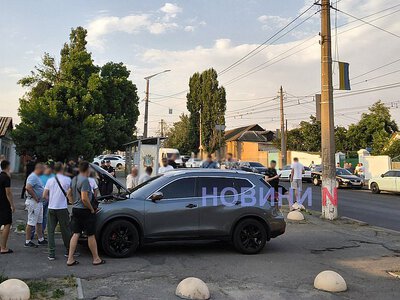 В Николаеве возле ТЦК собрались десятки таксистов: требуют отдать задержанного коллегу
