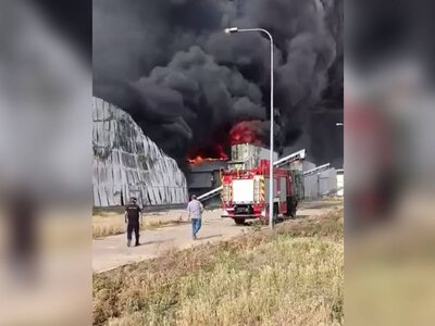 КАБы РФ разрушили одну из крупнейших птицефабрик Европы: вспыхнул масштабный пожар (видео)