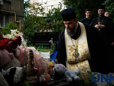 В Киеве монахи провели молитву за погибшими возле разрушенного дома