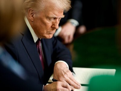  В США впервые напечатают доллары с подписью действующего президента: Трамп показал новую банкноту 