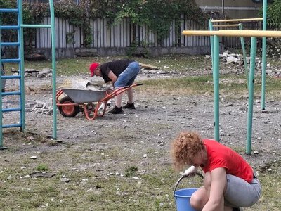 В Киеве провели субботник в поврежденной в результате обстрела школе: к уборке присоединились родители, ученики и учителя